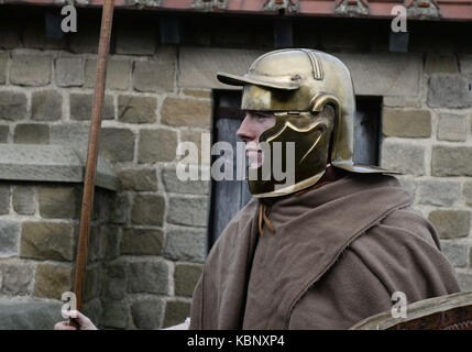 I soldati romani della fine del II inizio III secolo d.c. questi re-enactors 'man' il fort ricostruito a Arbeia, il vallo di Adriano, South Shields Foto Stock