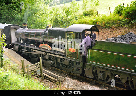 Treno a vapore lasciando Greenway fermarsi sul Dartmouth Steam Railway, trainati da GWR Manor classe 4-6-0 n. 7827 Lydham Manor. Foto Stock