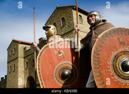 I soldati romani della fine del II inizio III secolo d.c. questi re-enactors 'man' il fort ricostruito a Arbeia, il vallo di Adriano, South Shields Foto Stock