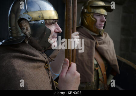 I soldati romani della fine del II inizio III secolo d.c. questi re-enactors 'man' il fort ricostruito a Arbeia, il vallo di Adriano, South Shields Foto Stock