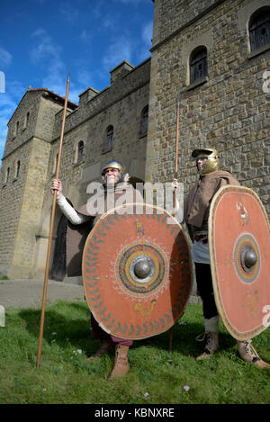 I soldati romani della fine del II inizio III secolo d.c. questi re-enactors 'man' il fort ricostruito a Arbeia, il vallo di Adriano, South Shields Foto Stock