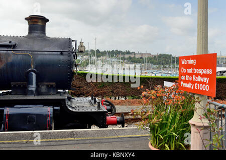 Treno a vapore lasciando Kingswear stazione sul Dartmouth Steam Railway, trainati da GWR Manor Classe n. 7827 Lydham Manor. Foto Stock