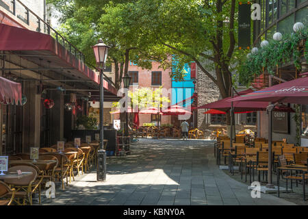 Cafe di strada in concessione francese area, Shanghai, Cina Foto Stock