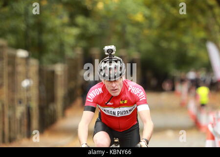 I ciclisti in sella fino Swains Lane nell'urbano Hill Climb di 2017 Foto Stock