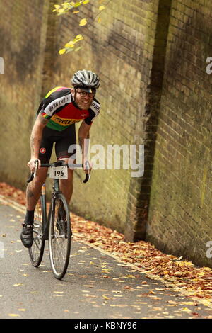 I ciclisti in sella fino Swains Lane nell'urbano Hill Climb di 2017 Foto Stock