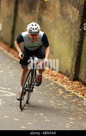 I ciclisti in sella fino Swains Lane nell'urbano Hill Climb di 2017 Foto Stock