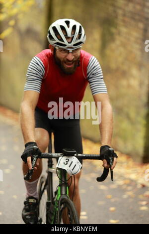 I ciclisti in sella fino Swains Lane nell'urbano Hill Climb di 2017 Foto Stock