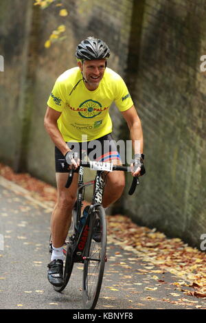 I ciclisti in sella fino Swains Lane nell'urbano Hill Climb di 2017 Foto Stock