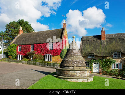 Buttercross sul villaggio verde, Hallaton, Leicestershire, England Regno Unito Foto Stock