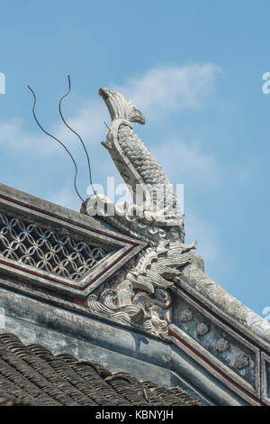 Dragon intaglio del legno sul tempio di Jing'an, Shanghai, Cina Foto Stock