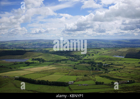 Vista sulla East Lancashire dal vertice di Pendle Hill Foto Stock