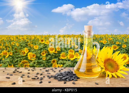 Olio di semi di girasole in una bottiglia di vetro Foto Stock