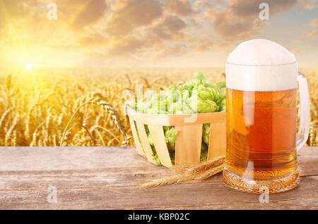 Boccale di birra contro il campo di grano Foto Stock