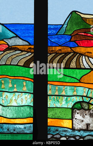 Vista della baia da Pandora Hughes, Chiesa di San Giacomo, Manorbier, Wales, Regno Unito Foto Stock