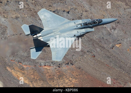 Vicino la foto di un F-15, Strike Eagle, volare ad alta velocità e basso livello attraverso il Rainbow Canyon, California, USA. Foto Stock