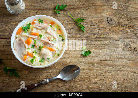 Pollo e riso selvatico zuppa. in casa fresca zuppa cremosa con pollo e verdure e riso selvatico in bianco ciotola, copia dello spazio. Foto Stock