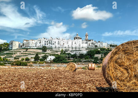 Vista di Locorotondo, la città bianca in puglia, a sud di Italia con haystacks Foto Stock