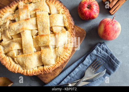 Classic apple pie dessert fatti in casa. american pie dall autunno organico mele sul cemento grigio Sfondo. Foto Stock