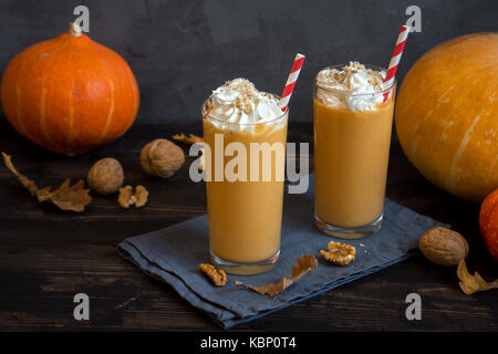 Frullato di zucca. fresche di zucca e Apple o per frullato frullato con noci e spezie d'autunno. stagionale bevanda d'autunno. Foto Stock