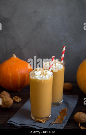 Frullato di zucca. fresche di zucca e Apple o per frullato frullato con noci e spezie d'autunno. stagionale bevanda d'autunno. Foto Stock