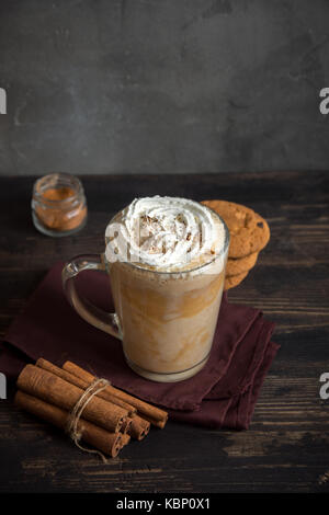 Pumpkin spice latte. tazza di latte con ingredienti di stagione autunno spezie e cookie. tradizionale bevanda di caffè per autunno e inverno vacanze. Foto Stock