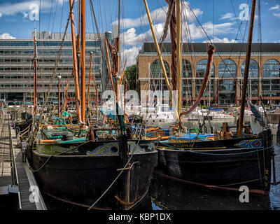 LONDRA, Regno Unito - 25 AGOSTO 2017: Thames Sailing Barges 'Fenician ' e 'Gladys' ormeggiati nella Marina di St Katherine Docks Foto Stock