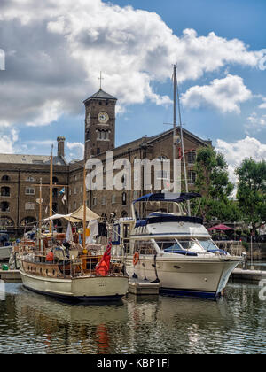 LONDRA, Regno Unito - 25 AGOSTO 2017: Barche ormeggiate nella Marina di St Katherine Docks Foto Stock