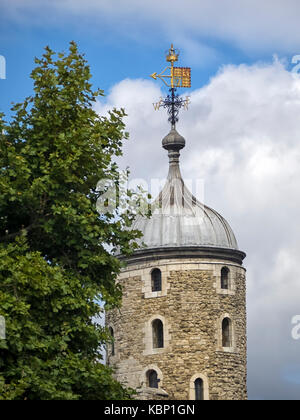 LONDRA, Regno Unito - 25 AGOSTO 2017: Royal Standard Weather Vane sulla Torre di Londra Foto Stock