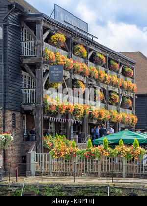 LONDRA, Regno Unito - 18 AGOSTO 2017: Vista esterna del Dickens Inn Pub in St Katherine Docks Foto Stock