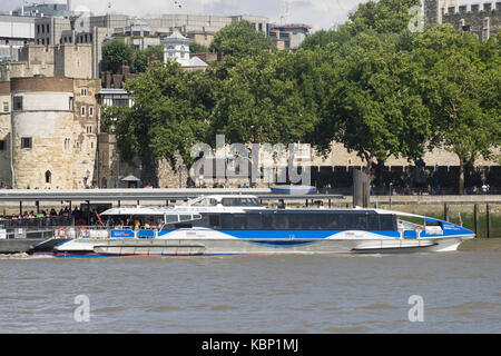 LONDRA, Regno Unito - 18 AGOSTO 2017: Thames Clipper River Bus presso Tower Pier presso la Torre di Londra Foto Stock