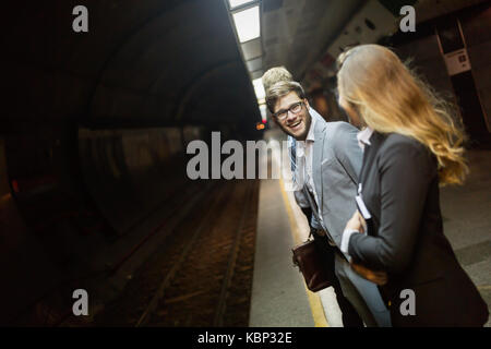 La gente di affari in attesa per la metropolitana Foto Stock