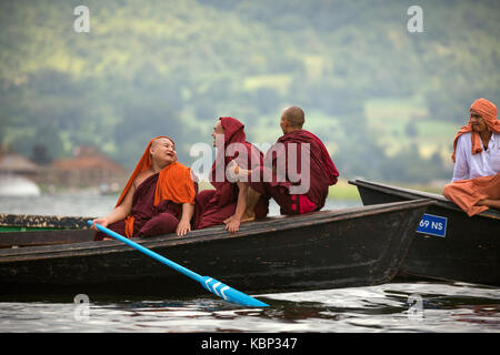 Asia, myanmar, shen stato, Lago Inle, boat race competition durante phaung daw oo pagoda festival, inn kaung village, monaci locali guardando la gara Foto Stock