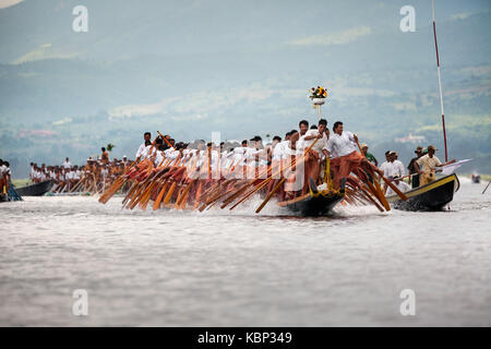 Asia, Myanmar, Shen Stato, Lago Inle, Boat Race Competition durante Phaung Daw Oo Pagoda Festival, Inn Kaung Village. Foto Stock