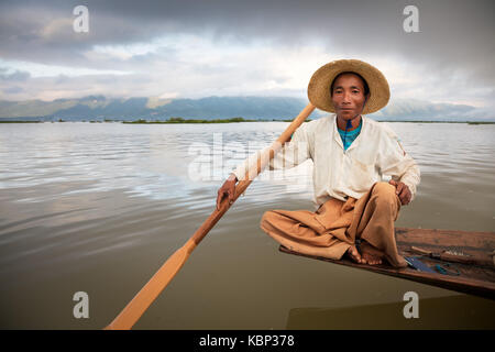 Asia, Myanmar, Lago Inle, pescatori tradizionali sul lago. Modello rilasciato. Foto Stock