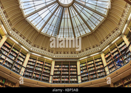 La sala lettura, visualizzare fino al soffitto a cupola della libreria maughan, King's College di Londra, Inghilterra, Regno Unito Foto Stock