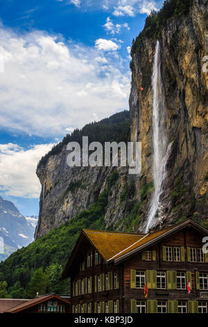 Staubbach falls, 297 metri (974 ft) terza caduta più alta in Svizzera. lauterbrunnen, Oberland bernese, Svizzera Foto Stock