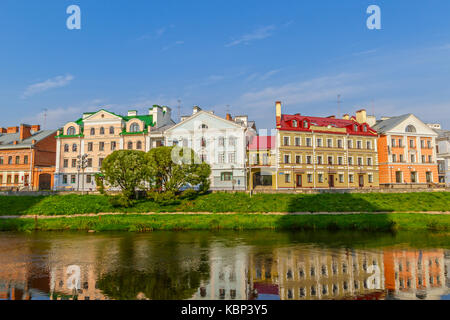Vista della vecchia strada dal fiume nel centro della città con la riflessione nell'acqua. Pskov, Russia Foto Stock