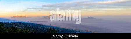 Un bel paesaggio foto di arjuna e welirang montagne, INDONESIA Foto Stock