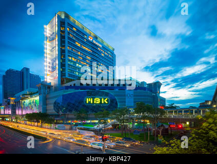 Bangkok, Tailandia - 11 settembre 2015 : paesaggio di mbk di shopping mall in prima serata con il tempo con traffico.questo posto è molto famoso shopping mall a c Foto Stock