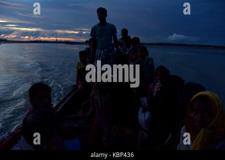 Cox's Bazar, bangladesh - 30 settembre 2017: in una notte buia myanmar la minoranza Rohingya profughi musulmani sbarcare da una barca sulla banca di naf riv Foto Stock