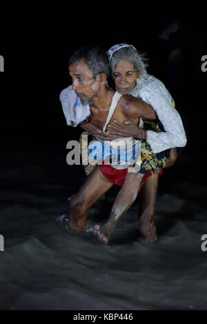 Cox's Bazar, bangladesh - 30 settembre 2017: in una notte buia myanmar la minoranza Rohingya profughi musulmani sbarcare da una barca sulla banca di naf riv Foto Stock