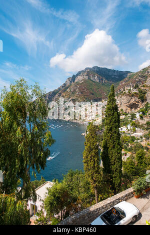 Le case di Positano si aggrappano alla baia e scogliere sulla costa di Amalfi in Italia Foto Stock