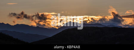 Sunset over bowfell da loughrigg cadde nel Lake District inglese Foto Stock