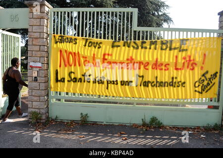 In sciopero i dipendenti di ospedale psichiatrico di protesta contro le condizioni di lavoro, Bron, Francia Foto Stock