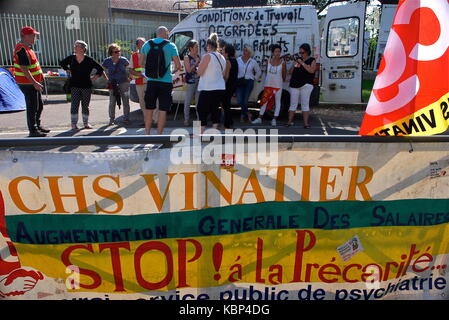 In sciopero i dipendenti di ospedale psichiatrico di protesta contro le condizioni di lavoro, Bron, Francia Foto Stock