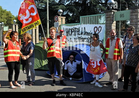 In sciopero i dipendenti di ospedale psichiatrico di protesta contro le condizioni di lavoro, Bron, Francia Foto Stock