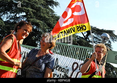 In sciopero i dipendenti di ospedale psichiatrico di protesta contro le condizioni di lavoro, Bron, Francia Foto Stock