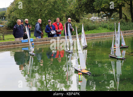 Barca modello i soci del club vela R36r radio di classe modello controllato yachts, Woodbridge, Suffolk, Inghilterra, Regno Unito Foto Stock