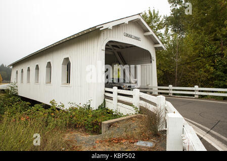 Grave creek ponte coperto 5-sedici miglia a nord di Grants Pass, Oregon, sulla I-5, il viaggiatore può attraversare grave creek su un ponte coperto. Foto Stock