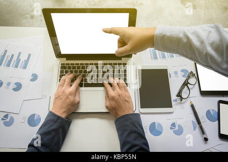 Imprenditore team che lavora in ufficio e con un digital tablet touch-screen mani dettaglio, computer e oggetti sul tavolo, vista dall'alto. Foto Stock